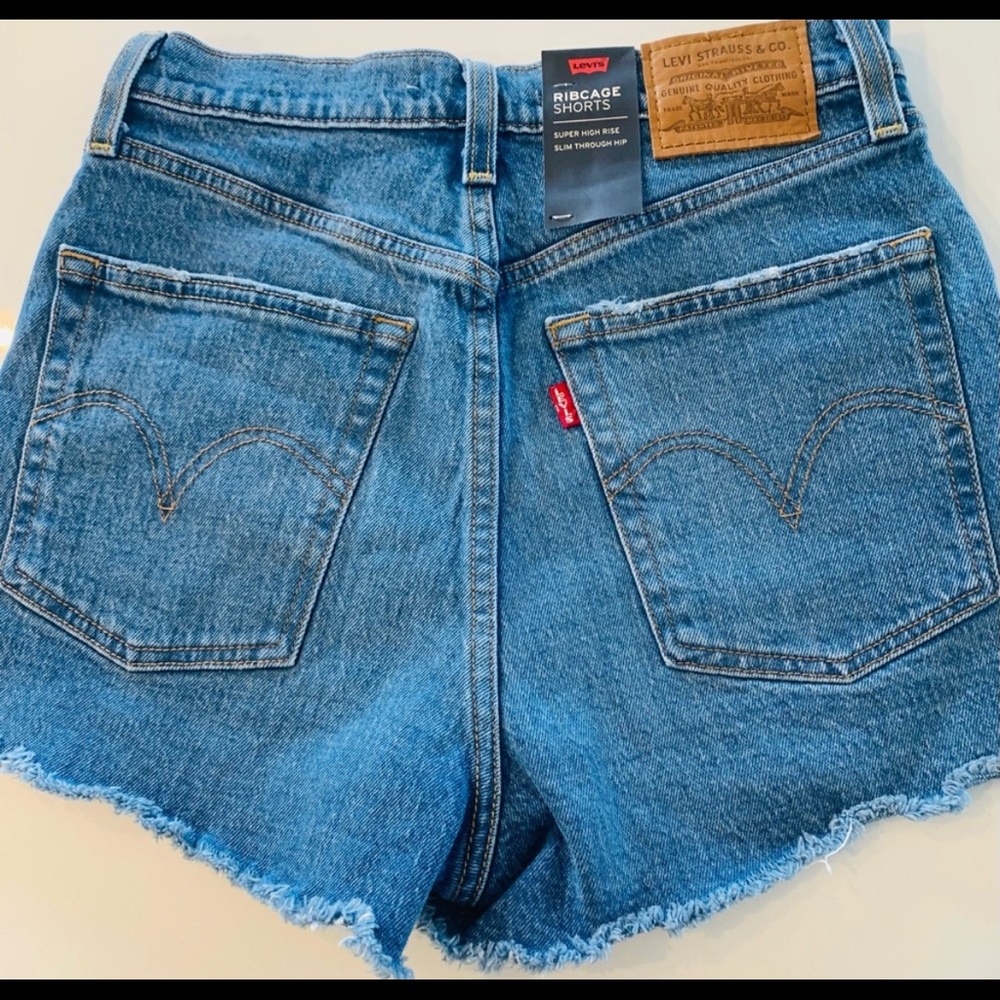 NWT Levi's Ribcage Raw Hem Denim Shorts Size 27